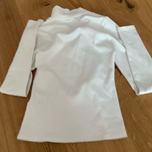 White tight sweater Size: XS Brand: H&M the Color’s white.This piece is adorable - Picture 4 of 5